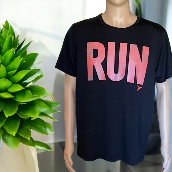 Old Navy Men's Active “RUN” Graphic Go-Dry T-Shirt - Picture 7 of 16